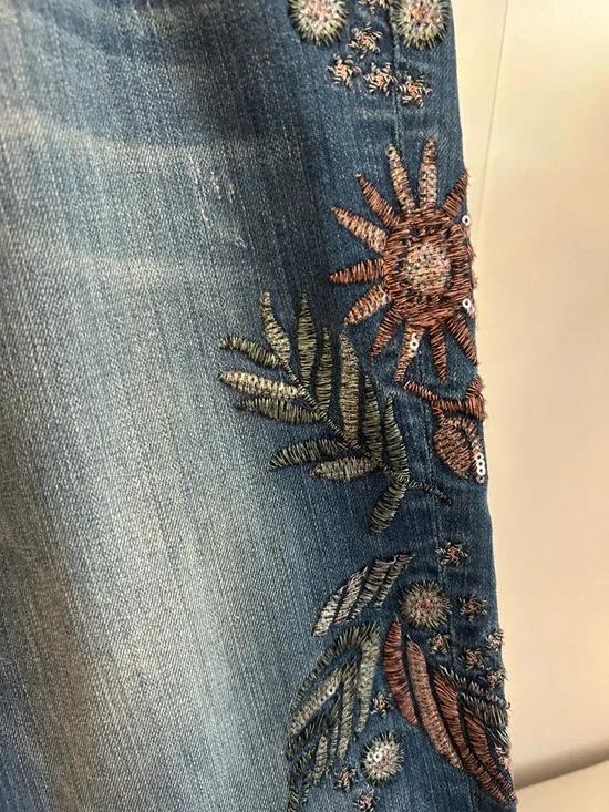Miss Me embroidered women's denim capri jeans - Picture 6 of 8